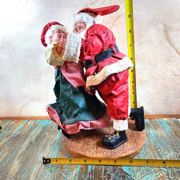 Vintage Terry's Village Papier Mache Dancing Santa Clause & Mrs Clause Figurines - Picture 8 of 8